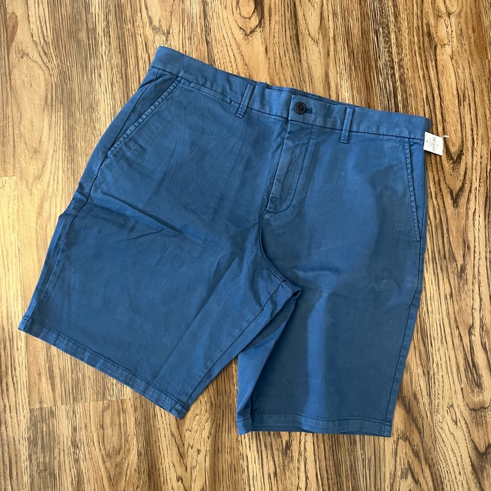 NEW!! GAP men’s 10” shorts, size 33